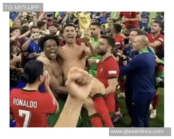 球迷冲进赛场抢C罗球衣引发欧冠奇葩事件震惊全场